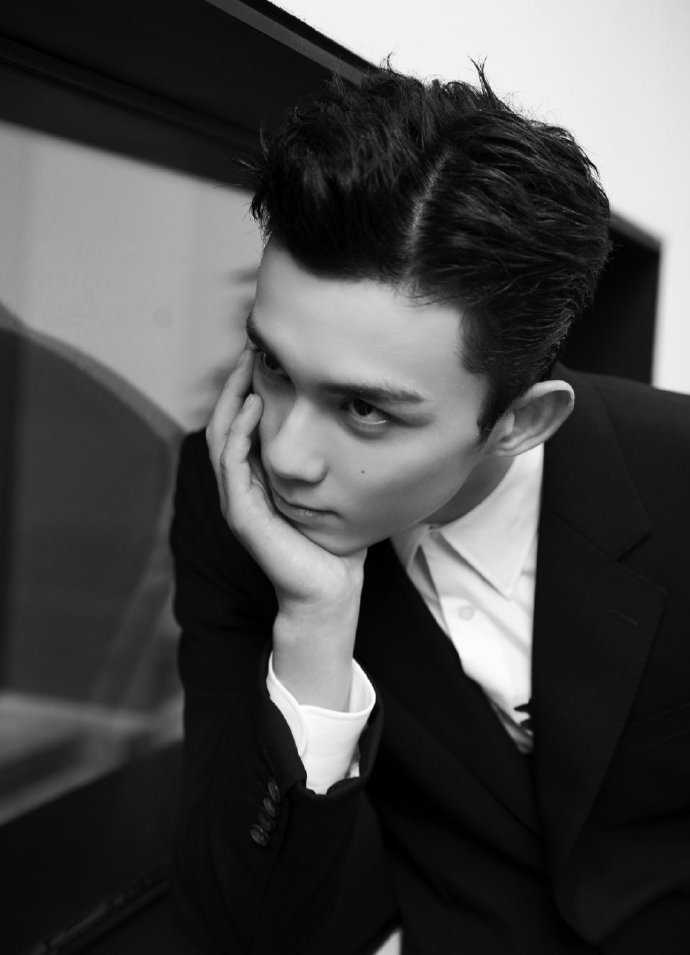 * 吴磊西装__财经头条