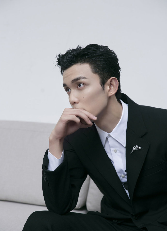 * 吴磊西装__财经头条