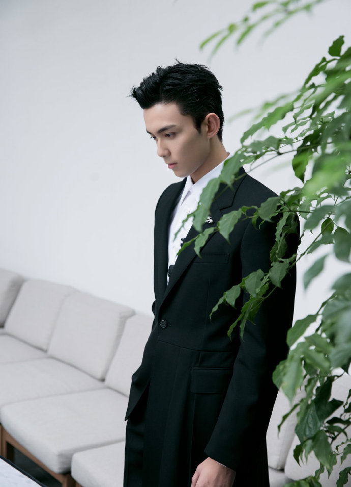 * 吴磊西装__财经头条