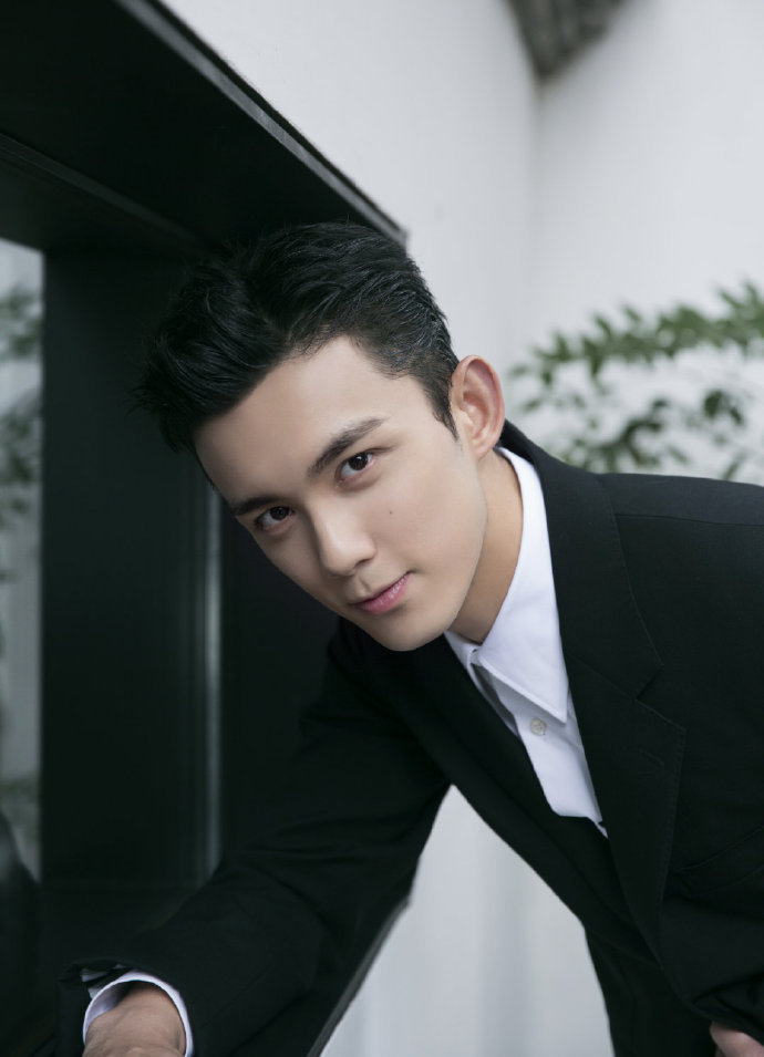 * 吴磊西装__财经头条