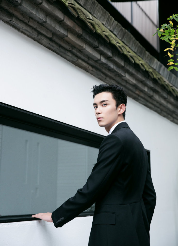 * 吴磊西装__财经头条