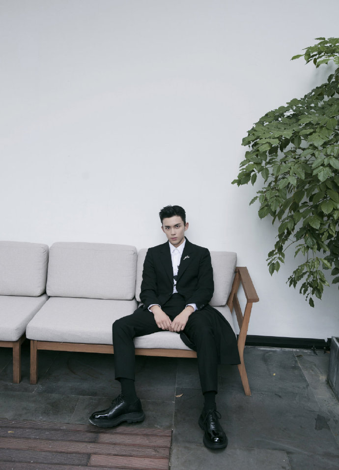 * 吴磊西装__财经头条