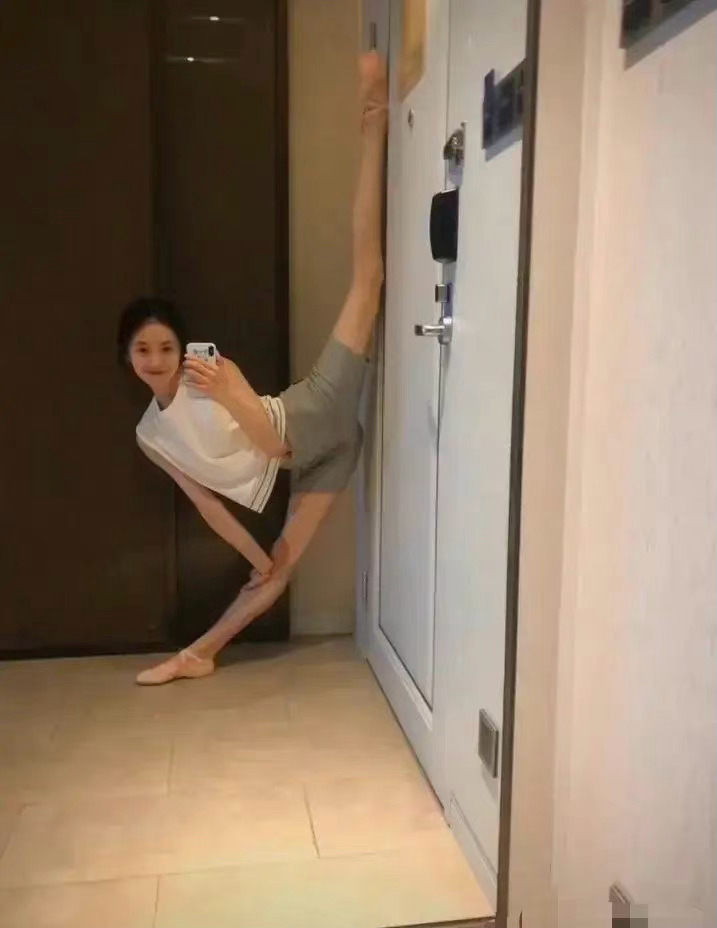 刘浩存不愧是学舞蹈的,高难度的对镜自拍,柔韧性也很好……__财经头条