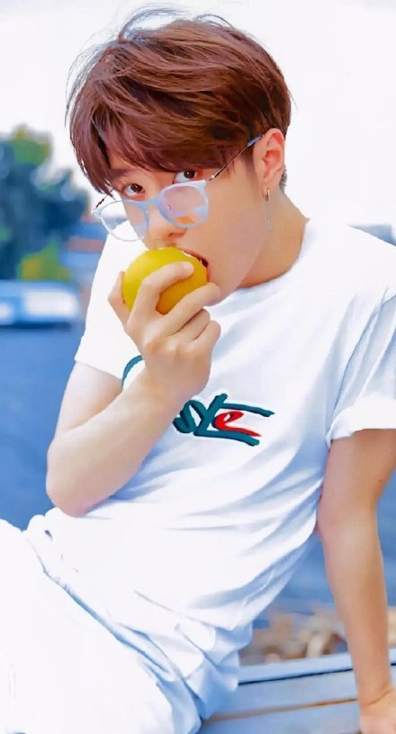 王一博跟小朋友合照真的好乖啊