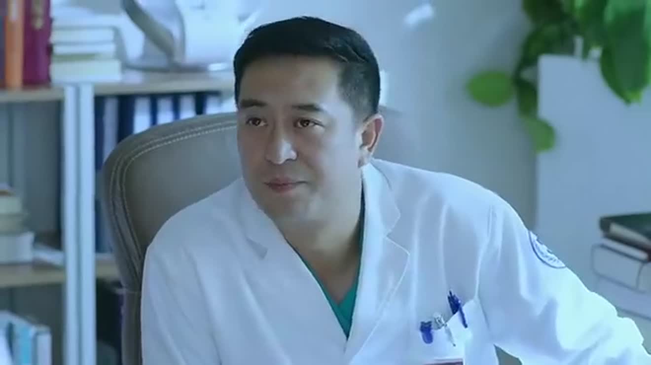 急诊科医生病患要上手术台何建一在旁开导医生真是贴心