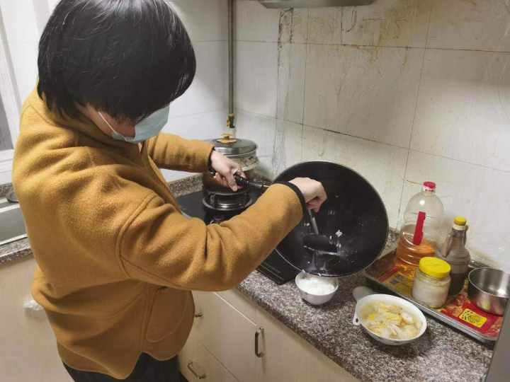 儿子被暂时管控，家中85岁的老母亲谁照顾？杭州有位社工站了出来休闲区蓝鸢梦想 - Www.slyday.coM