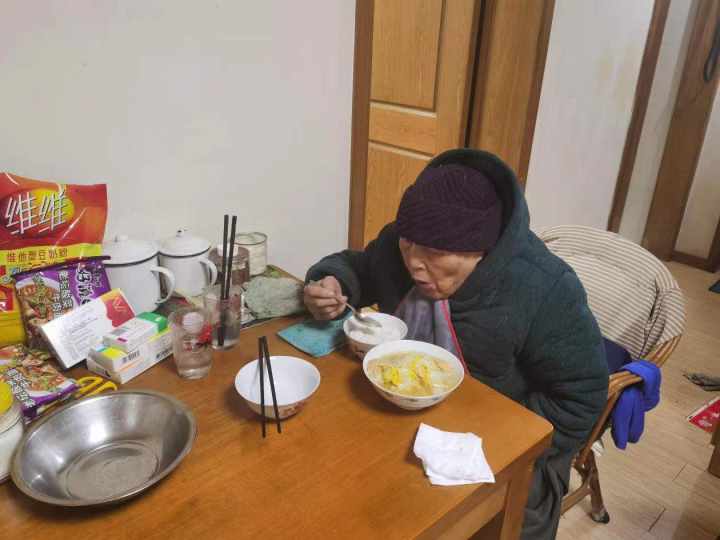 儿子被暂时管控，家中85岁的老母亲谁照顾？杭州有位社工站了出来休闲区蓝鸢梦想 - Www.slyday.coM