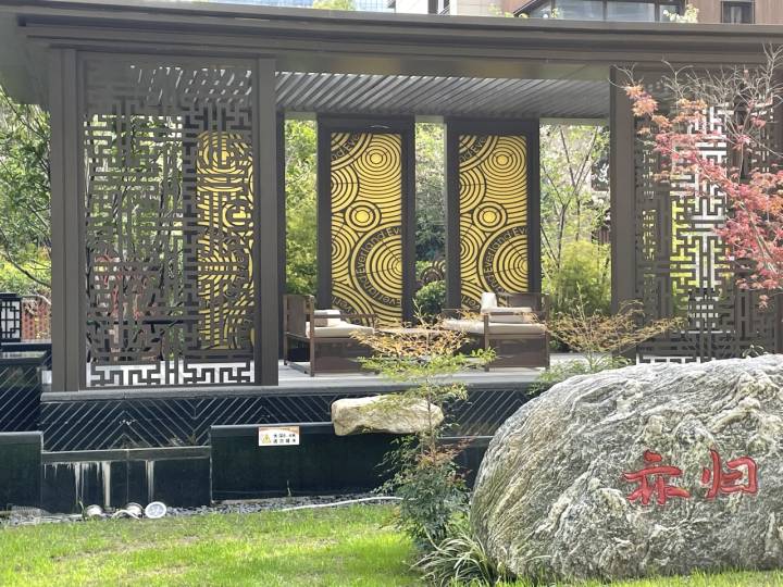 小区裸背拍照网红：为自己拍照行为影响孩子而道歉休闲区蓝鸢梦想 - Www.slyday.coM