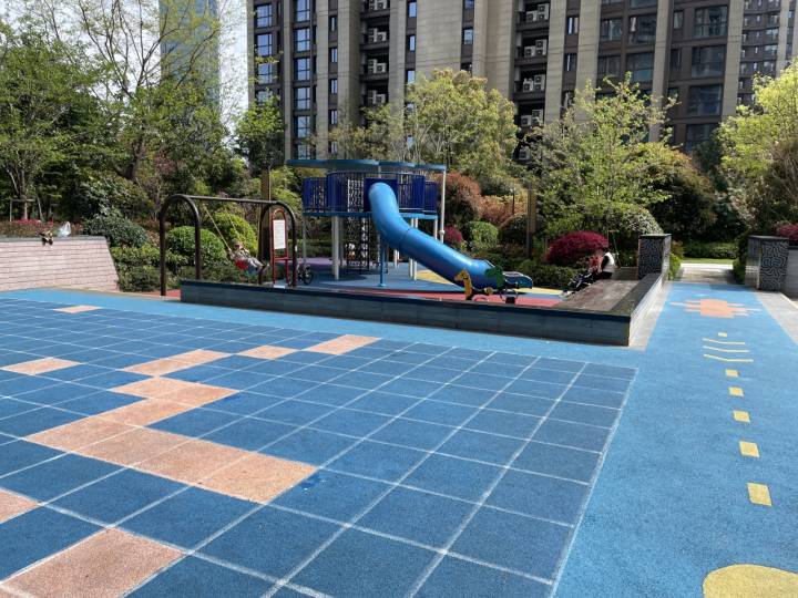 小区裸背拍照网红：为自己拍照行为影响孩子而道歉休闲区蓝鸢梦想 - Www.slyday.coM