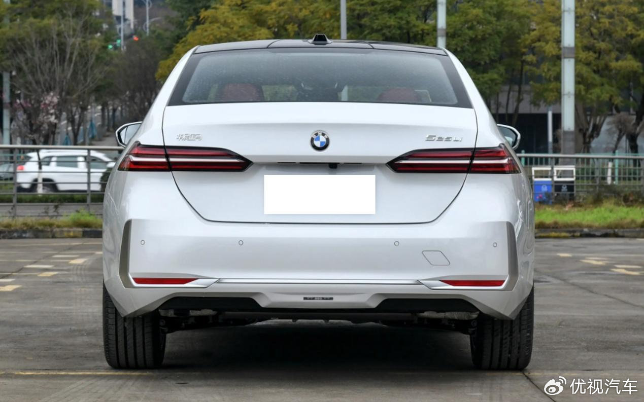 如果你当地的4s店里还有2022款的宝马5系库存车型,同时价格又给得特别