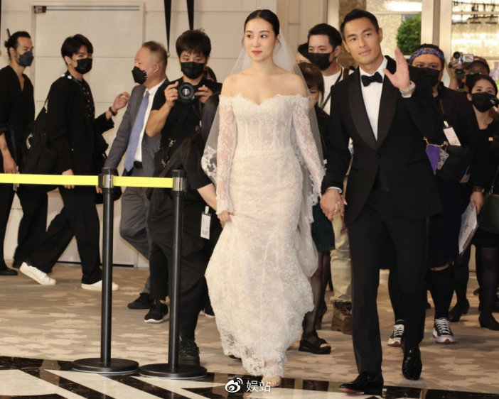 杨佑宁婚礼甜吻娇妻秀恩爱,坦言拼生橄榄球队|杨佑宁|婚礼|婚宴_新浪新闻