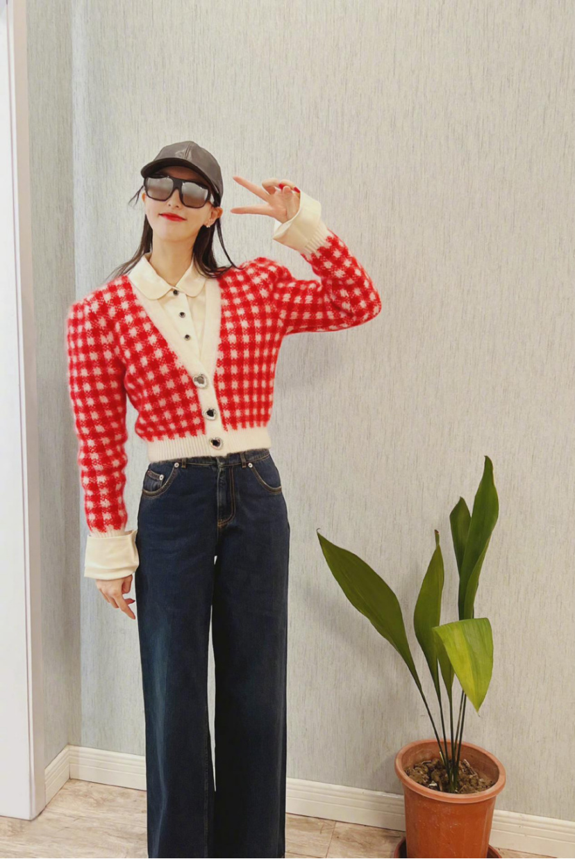 温暖随性的日常穿搭真的很上头!看唐嫣的穿搭就知道,超有范的休闲区蓝鸢梦想 - Www.slyday.coM 温暖随性的日常穿搭真的很上头!看唐嫣的穿搭就知道,超有范的休闲区蓝鸢梦想 - Www.slyday.coM