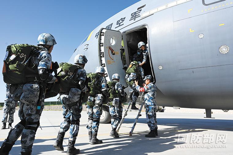 空降兵某旅组织集群伞降训练