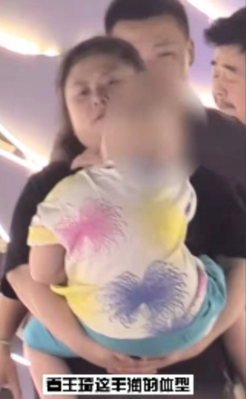 沈腾老婆路人视角生图曝光,脸上肉多到浮肿,看身形疑怀二胎休闲区蓝鸢梦想 - Www.slyday.coM 沈腾老婆路人视角生图曝光,脸上肉多到浮肿,看身形疑怀二胎休闲区蓝鸢梦想 - Www.slyday.coM