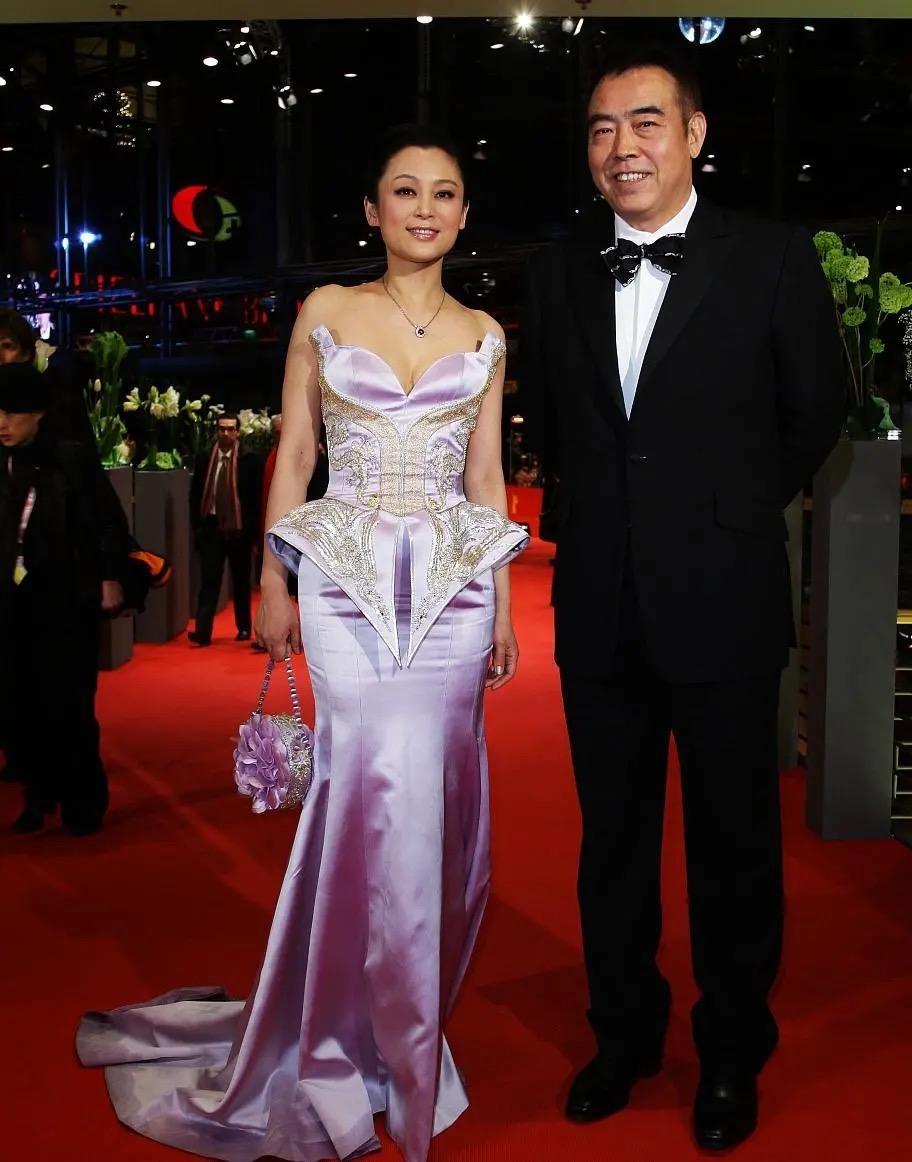 陈红与老公走红毯太敢穿了,葫芦身材穿抹胸连衣裙,靠胆量就赢了