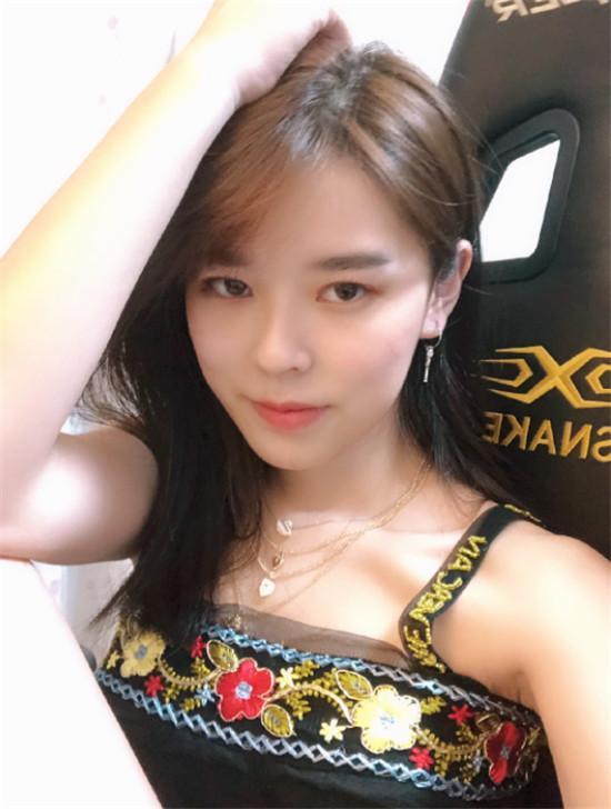 沫子黑丝旧照被翻出直播自曝已婚引热议对象还是个上海土豪