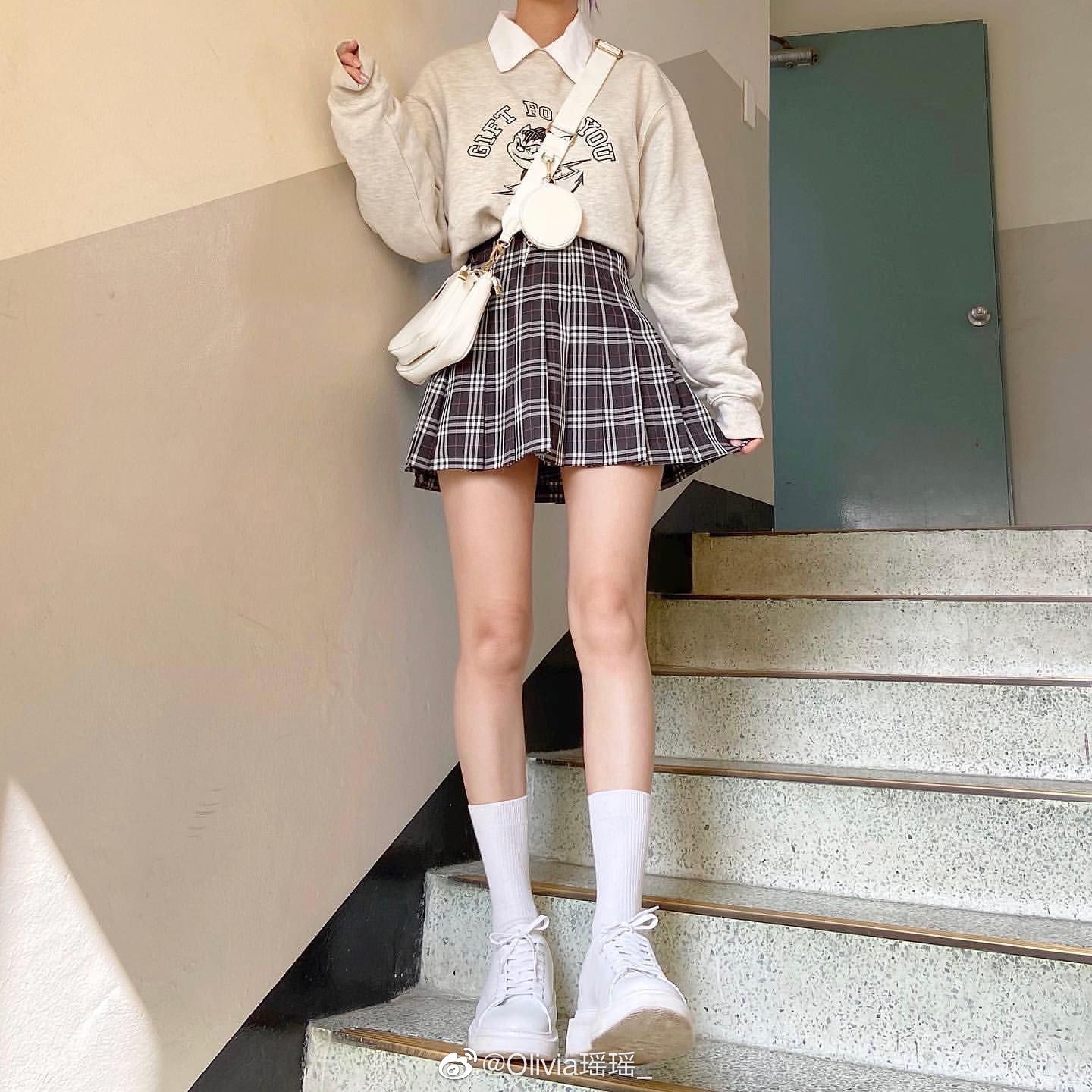 jk裙搭卫衣也太好看了吧!运动休闲和清纯风结合在一起的感觉