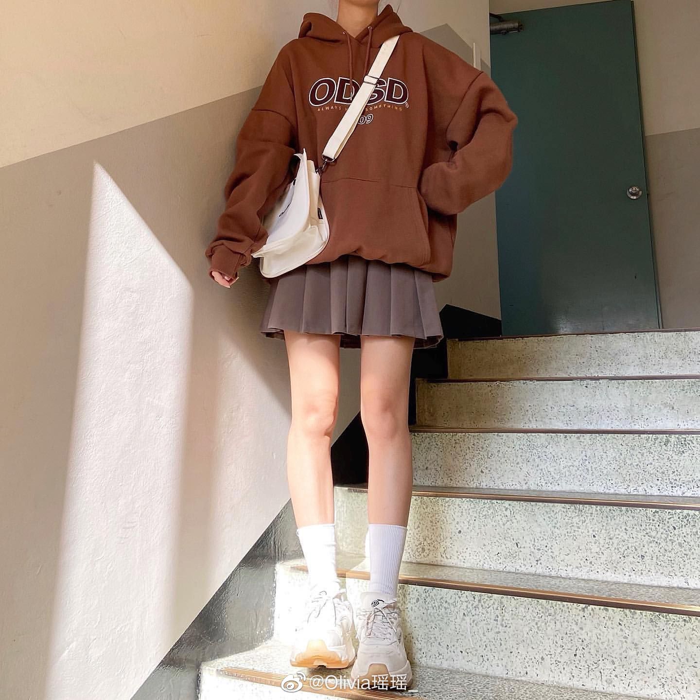 jk裙搭卫衣也太好看了吧!运动休闲和清纯风结合在一起的感觉