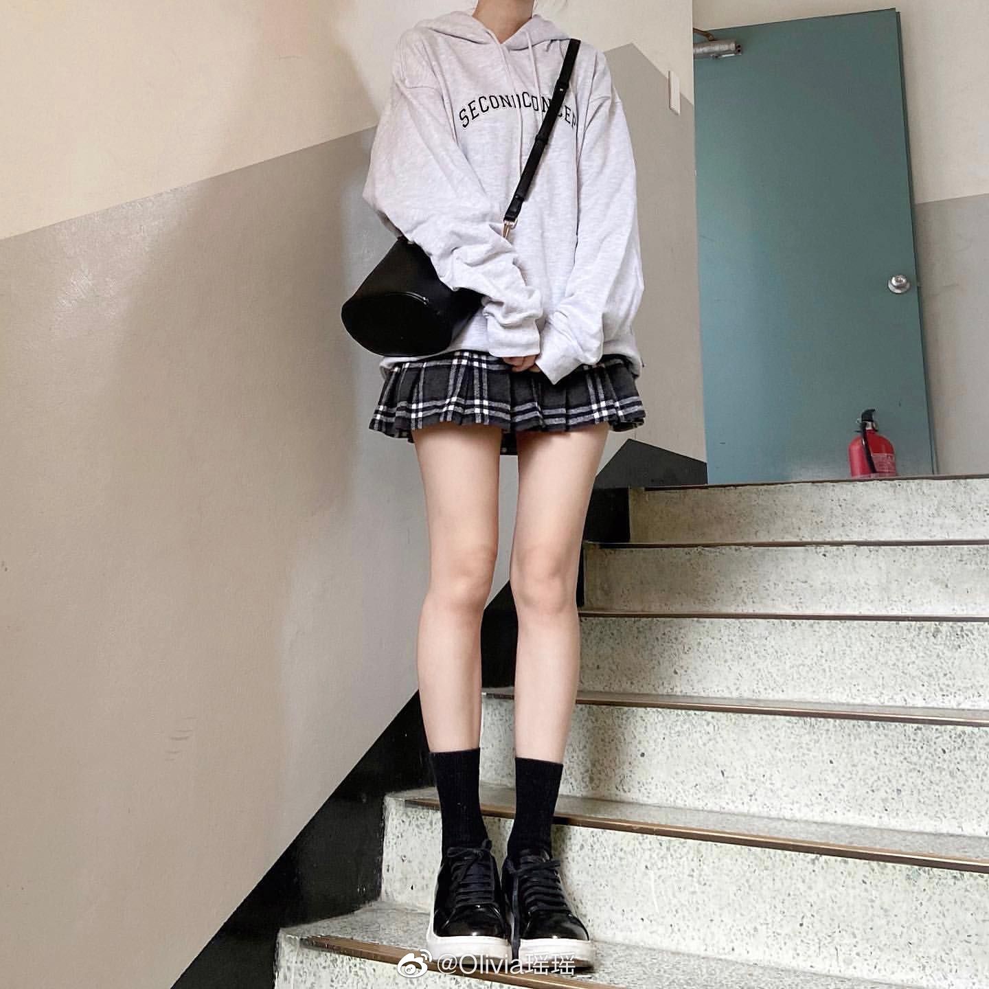 jk裙搭卫衣也太好看了吧!运动休闲和清纯风结合在一起的感觉