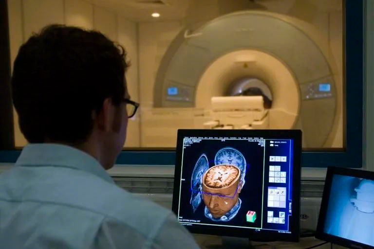 她和哈佛大学的神经科学研究者 saima malik-moraleda 用功能磁共振