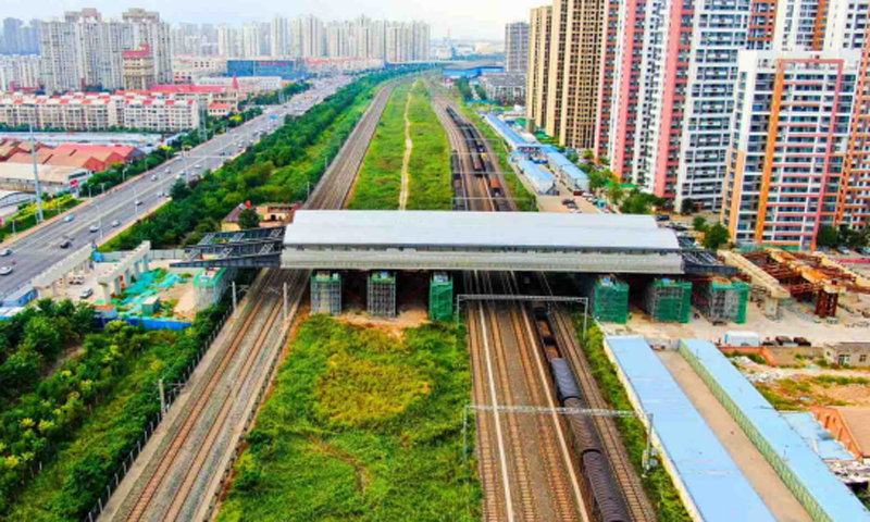 9400吨槽型梁成功跨越津山铁路