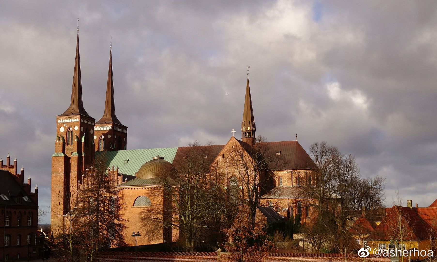 罗斯基勒主教座堂(roskilde domkirke)位于丹麦西兰岛的罗斯基勒市