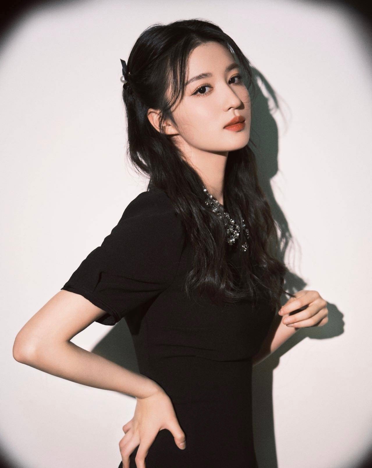 王楚然在《相逢时节》里饰演的土豪千金真的是让人眼前一亮……__财经