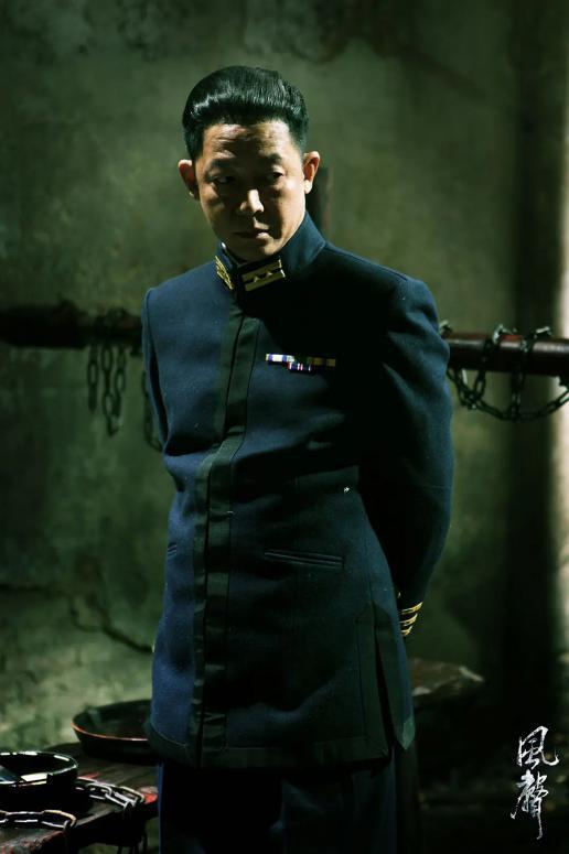 的姿态,真是经典到位,将特务处长的狡猾城府阴郁一下子就呈现了出来