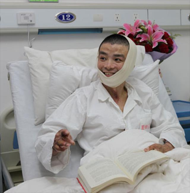 26岁军人浴火救44人,全身90%烧伤后被迫分手,意外收获最美爱情休闲区蓝鸢梦想 - Www.slyday.coM 26岁军人浴火救44人,全身90%烧伤后被迫分手,意外收获最美爱情休闲区蓝鸢梦想 - Www.slyday.coM