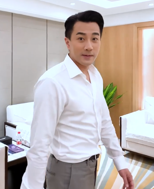 刘恺威发福变油腻大叔!穿白衬衫都不清爽,胖得都没有"脖子"了