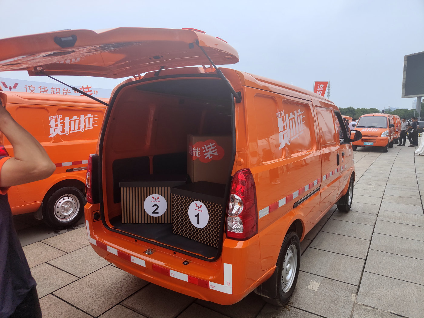 货拉拉方面认为,现在随着一二线城市对传统燃油车的限