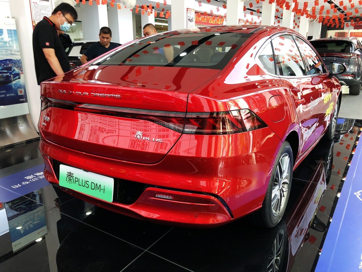 比亚迪秦plus dm-i探店:下订等1个月,把合资逼向绝路?