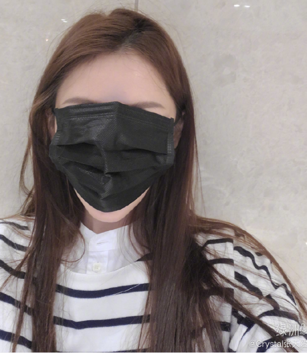 特别是明星们,不管是什么款式的口罩都遮不住他们逆天的颜值