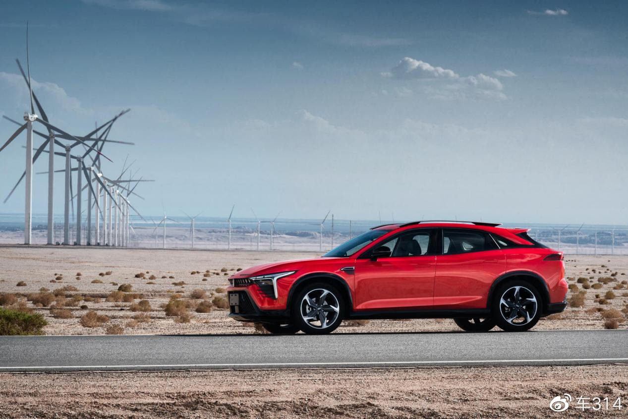 年轻人的第一款轿跑SUV，奔腾B70S对比长安UNI-T和领克02