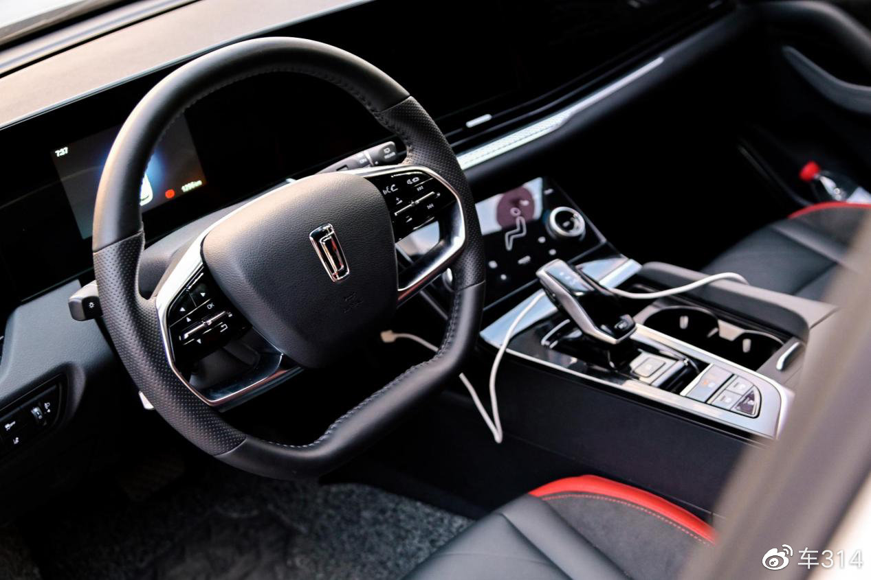 年轻人的第一款轿跑SUV，奔腾B70S对比长安UNI-T和领克02