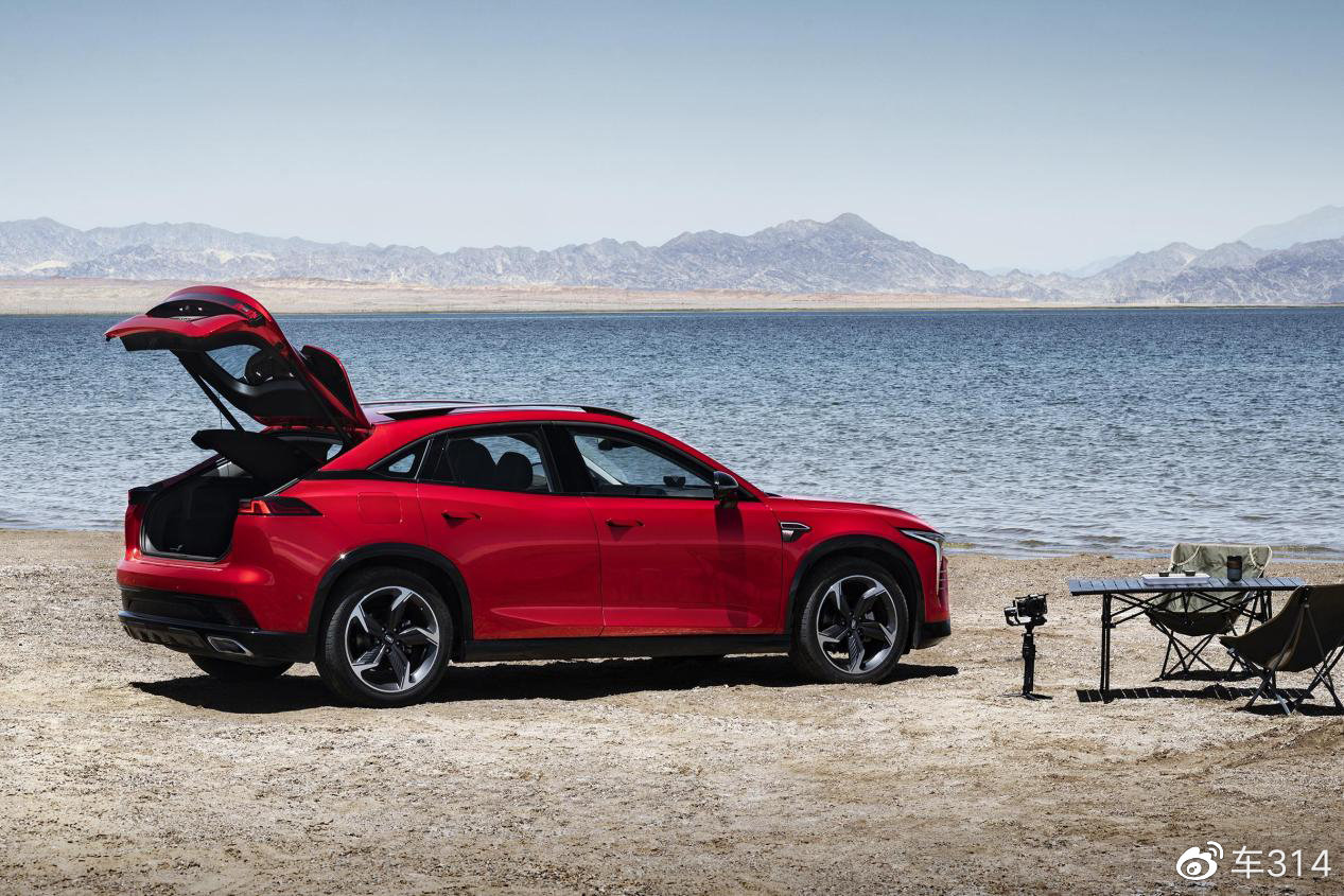 年轻人的第一款轿跑SUV，奔腾B70S对比长安UNI-T和领克02