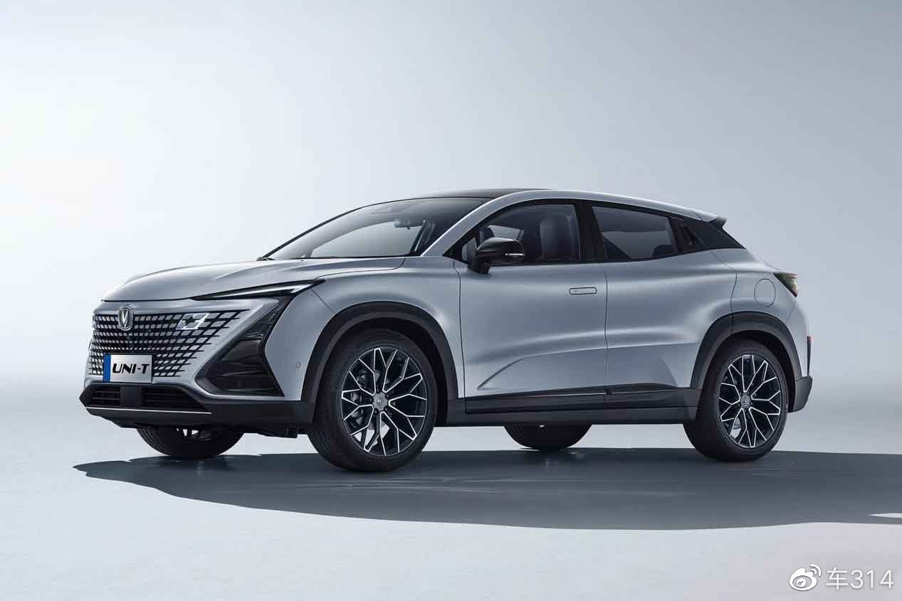 年轻人的第一款轿跑SUV，奔腾B70S对比长安UNI-T和领克02