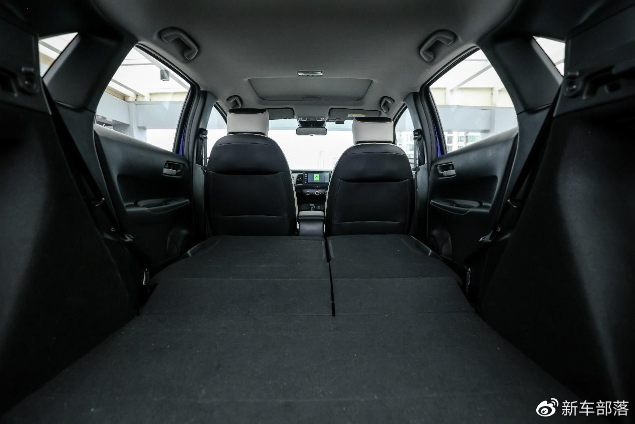 延续mm理念的新款飞度,在空间方面绝对有非常出色的表现,后排座椅的