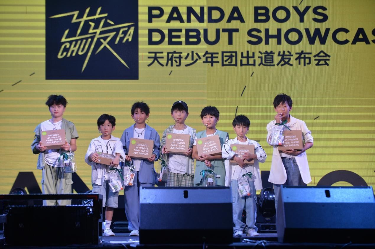 平均年龄8岁的天府少年团解散低龄偶像本就不该出道
