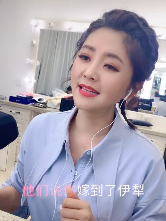 名嘴方琼月亮姐姐同框,长太像网友直呼分不清,一黑一白色差明显|方琼