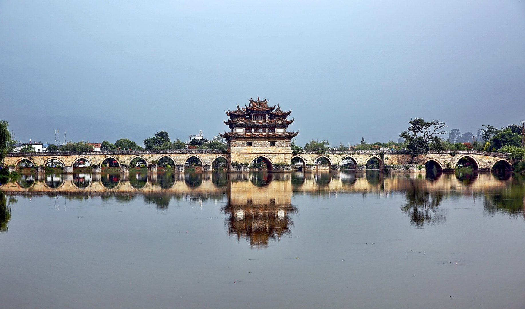 双龙桥,俗称"十七孔桥",是座三阁十七孔大石拱桥