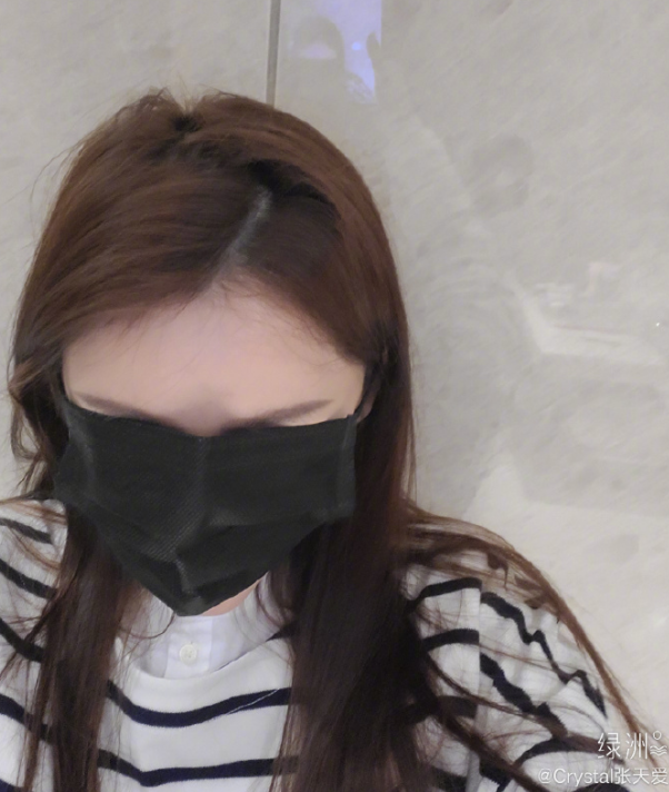 特别是明星们,不管是什么款式的口罩都遮不住他们逆天的颜值