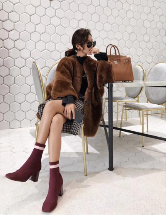 章若楠不仅颜高,穿搭更是教科书级别,高领线衣+百褶裙清新文艺休闲区蓝鸢梦想 - Www.slyday.coM 章若楠不仅颜高,穿搭更是教科书级别,高领线衣+百褶裙清新文艺休闲区蓝鸢梦想 - Www.slyday.coM