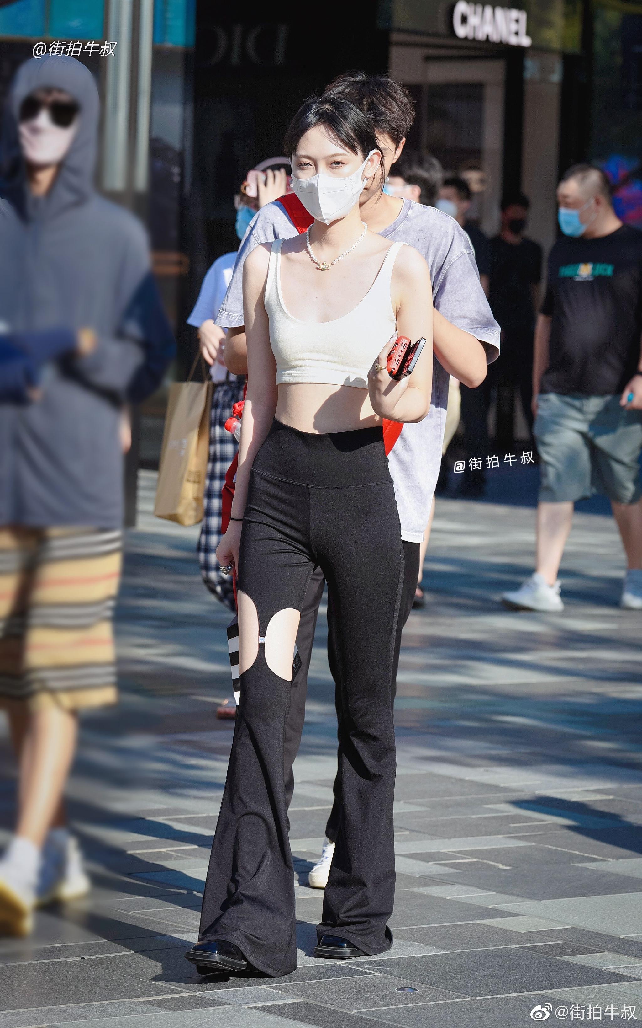 美女穿着洋气的镂空喇叭裤出街