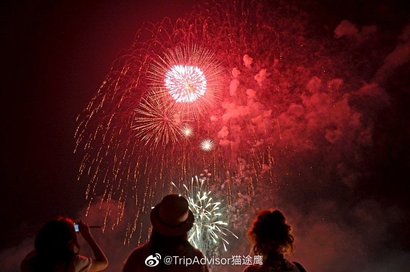 花火大会作为日本 夏日祭 不可或缺的一道风物 每年七八月份