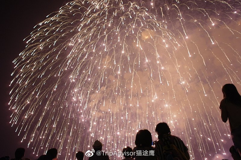 花火大会作为日本 夏日祭 不可或缺的一道风物 每年七八月份
