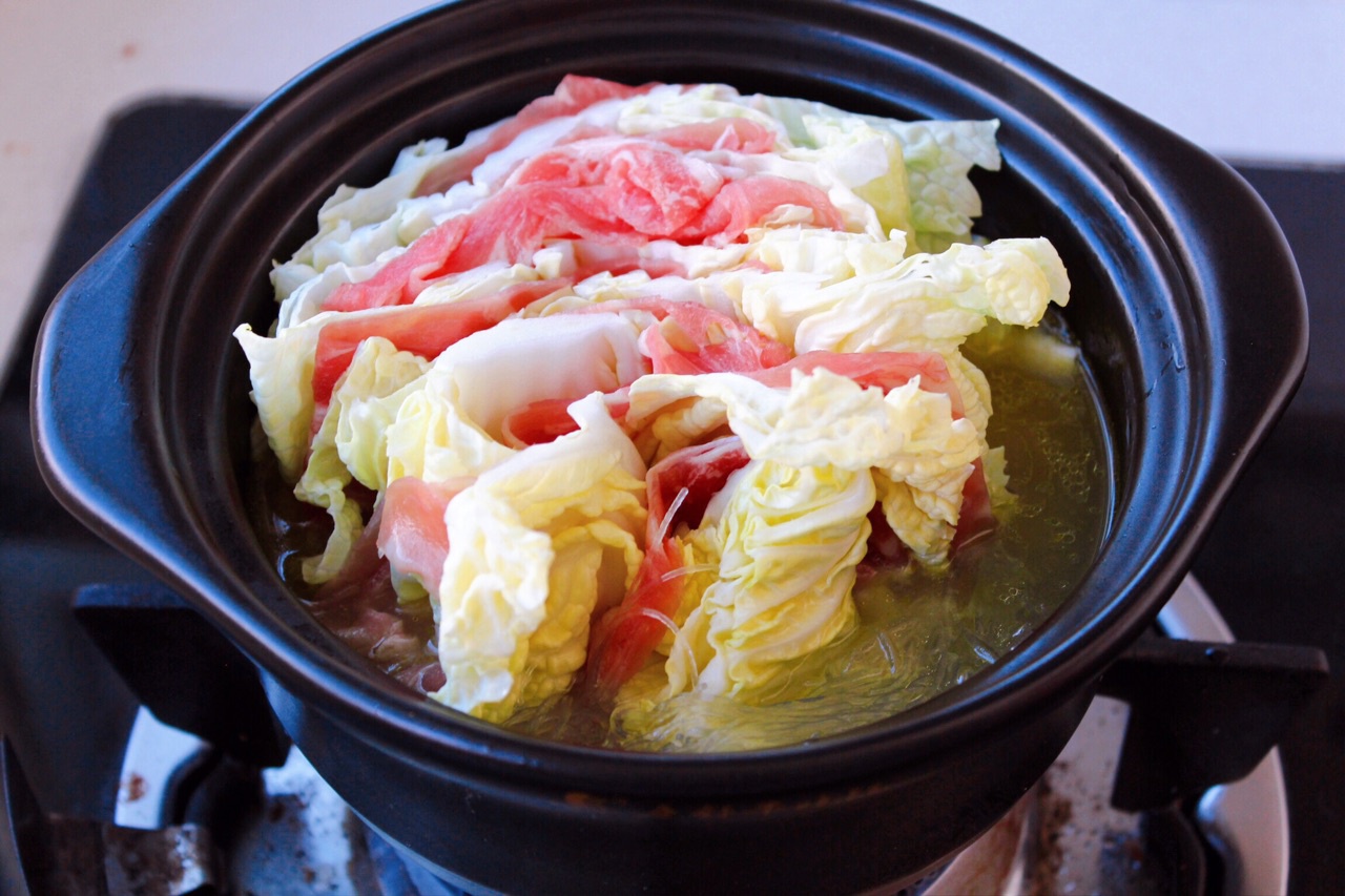 天冷就要吃这菜一做一锅白菜肥牛酸汤煲鲜香味美暖乎乎