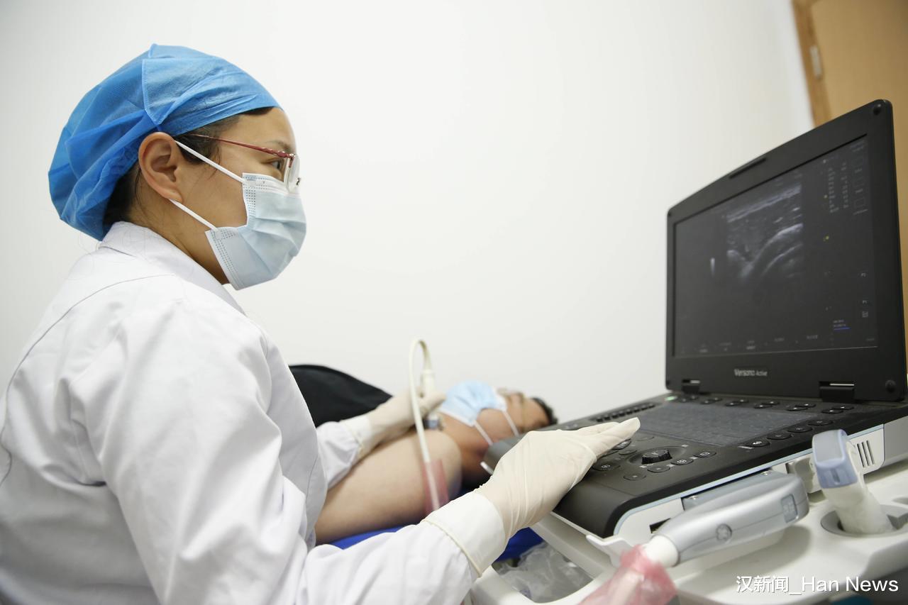 小伙开合跳减肥一周跳出肩黏性肌腱炎 医生：三分之一的肩痛患者与运动不当有关休闲区蓝鸢梦想 - Www.slyday.coM