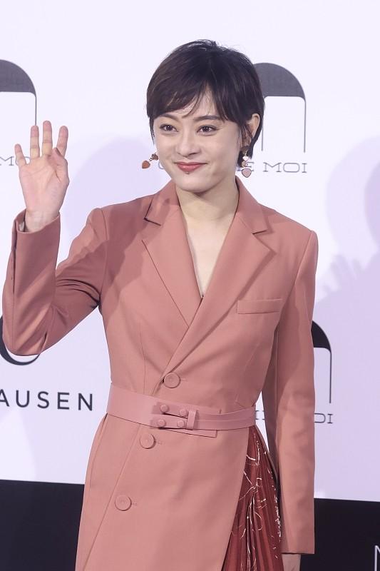 孙俪太懂减龄穿搭了,穿着的裙子少女感挺强,显年轻还有气质休闲区蓝鸢梦想 - Www.slyday.coM 孙俪太懂减龄穿搭了,穿着的裙子少女感挺强,显年轻还有气质休闲区蓝鸢梦想 - Www.slyday.coM