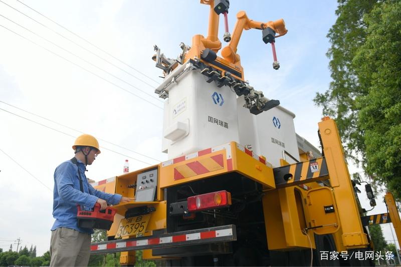 高压线上的"能工巧匠" 带电作业机器人首次亮相浙江余姚__财经头条